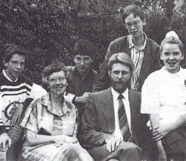 De nieuwe burgemeester drs. H. Visser met vrouw en kinderen.