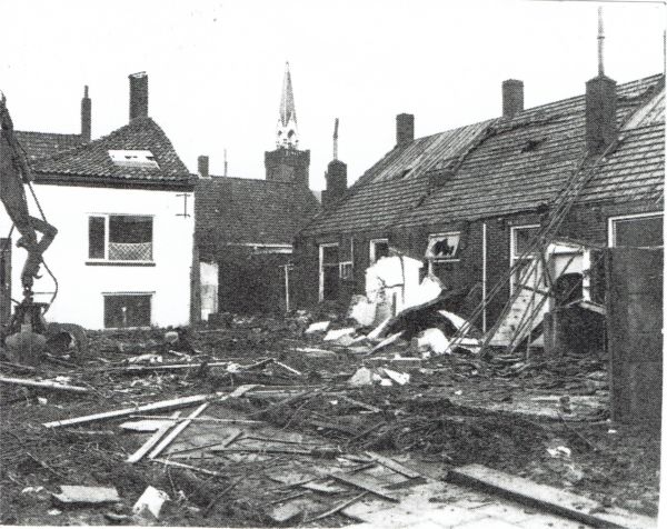 De sloop van de hoek Langstraat/Marktstraat begint.
