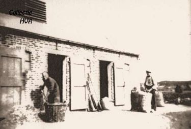 De herstelde Arnebrug met de woningen van brugwachter Oele en de familie Boogaard.