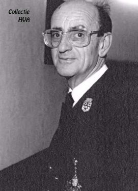 Gemeentebode, tevens de welbekende kapper van Arnemuiden, J. Proos, neemt dit jaar afscheid.