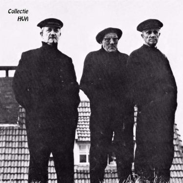 De oude garde aan de wandel op het molendijkje. De middelste visser draagt nog de ouderwetse bolhoed.