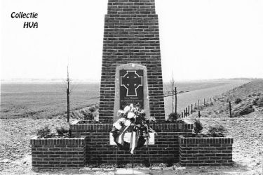 Het monument voor de gevallen Franse militairen op de Sloedam, vroeger onopvallend in de bocht van de oude rijksweg.