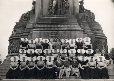 De Hervormde vrouwenvereniging ‘Lydia ‘ maakt een reisje naar Den Haag. Bovenste rij v.l.n.r: M. Marteijn-de Nooijer, E. van Belzen-de Nooijer, T van Belzen-de Nooijer, J. van de Ketterij-Poortvliet, S.E. Abbringh-de Haan, A. van Belzen-van Belzen, J. Kusse-Siereveld, A. Theune-Siereveld, J. van Belzen-Theune en J. Theune- Theune. Middelste rij v.l.n.r.: M. de Nooijer-Schroevers, G. Meulmeester-Schuit, T. van Belzen-Schuit, E. Theune-Schroevers, T. Schroevers-Meulmeester, J. de Ridder-Theune, P. Meerman-Meerman, J. Meerman-van de Ketterij, M. Siereveld-Siereveld, G. Pleijte-Schroevers en J. Marteijn. Voorste rij v.l.n.r.: M. de Nooijer-Meerman, M. van Belzen-Theune, J. van Belzen-de Nooijer, E. Schroevers-van Belzen, P. de Witte-Theune, J. de Meulmeester-de Ridder, J. de Vos-van de Ketterij, C. Marteijn-Labruyère, C. Marteijn-Poortvliet, G. Meulmeester-Siereveld en J. de Ridder-Theune.